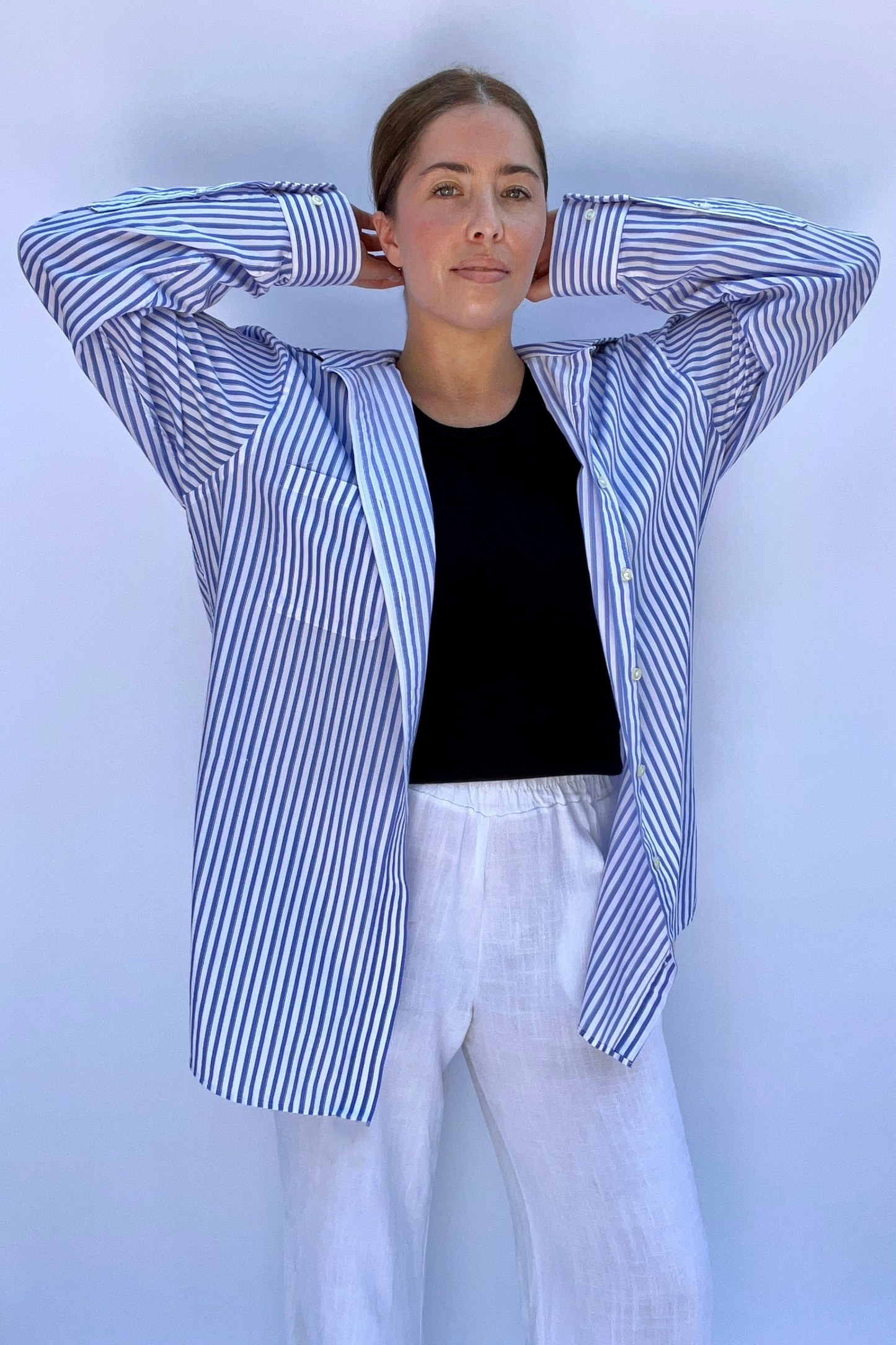 Chemise à rayures bleues et blanches - coupe classique à manches longues.